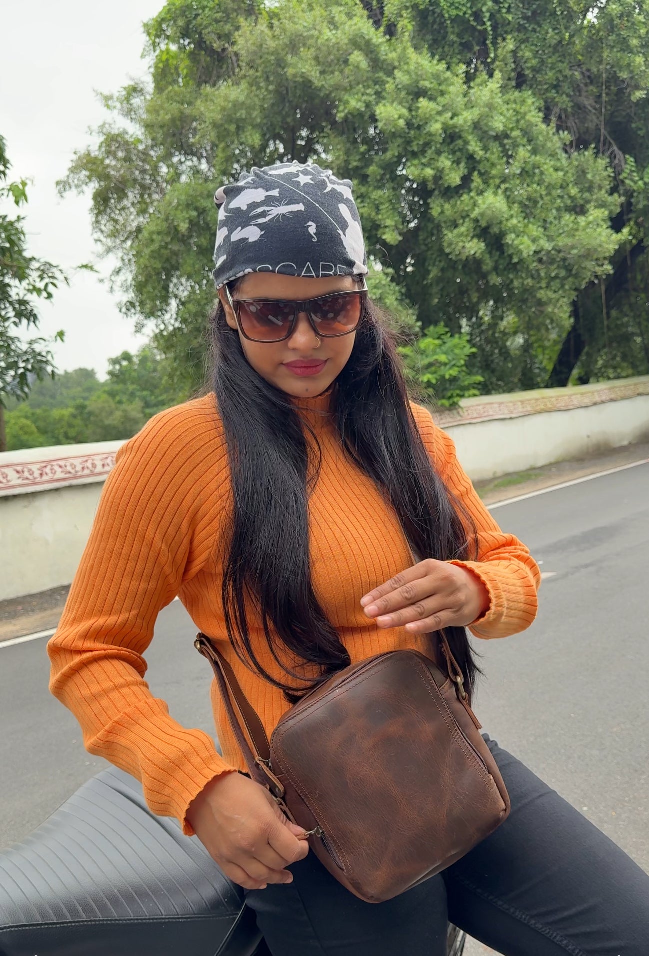 Full‑Grain Leather Unisex Sling Bag – Compact Crossbody with Dual Zippers